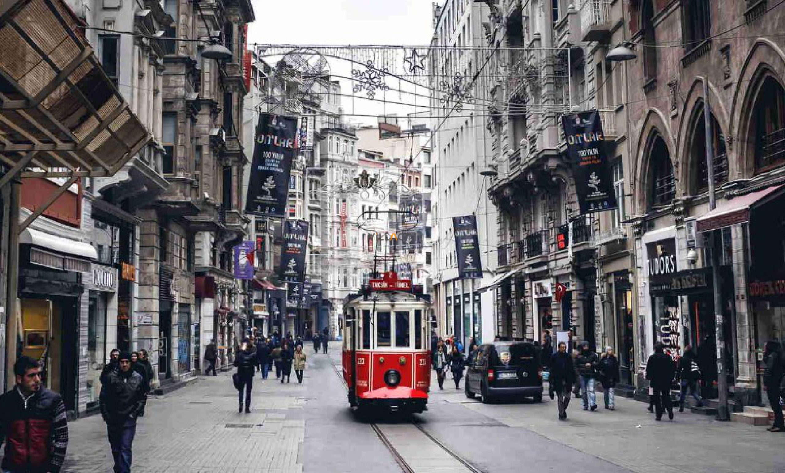 Read more about the article Taksim Meydanı’ndan İstiklal Caddesi’ne Uzanan Tarih