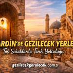 Promotional travel banner: sunset over Mardin’s stone streets, arches and dome with bold Turkish title and gezilecekgorulecek.com.tr URL.